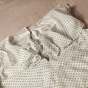 Vestido con puntos negros corto